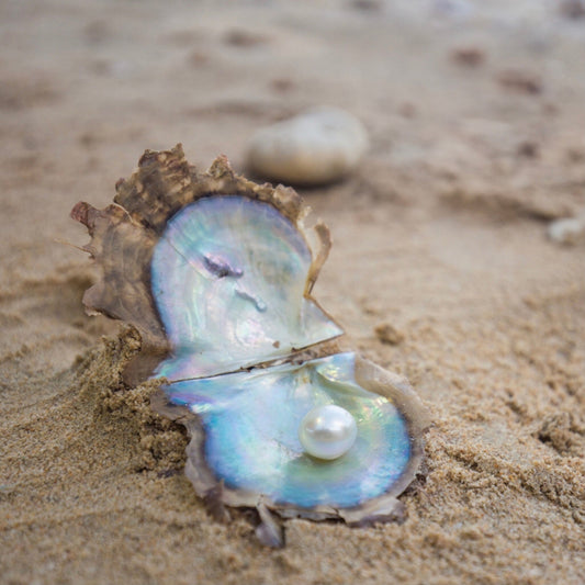 Perlenkette im Sonnenlicht – Schmuckstück für die Seele