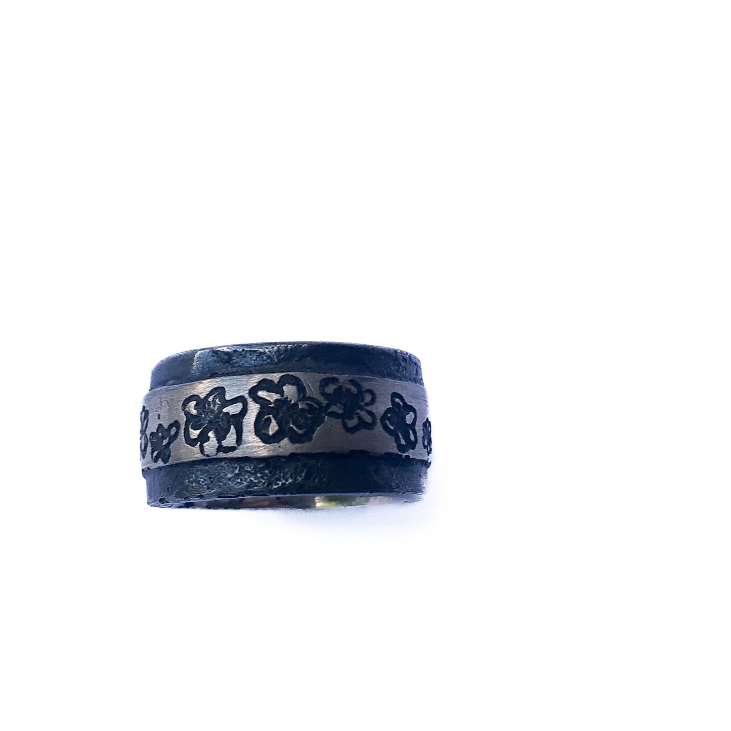 reigestelltes Detailfoto des Rings, das die feinen, geschwärzten Blütenstrukturen zeigt.