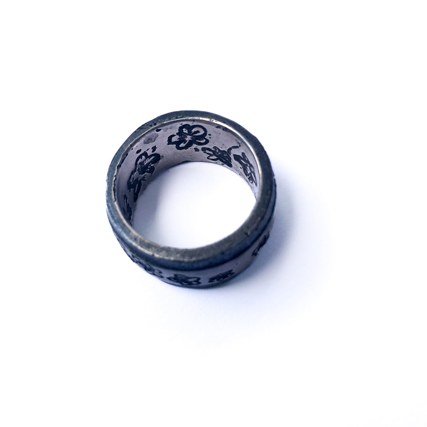 Fotografischer Blick in den geöffneten Blumenwiese-Ring, der die filigrane Gestaltung und die innere Struktur des Silbers sichtbar macht.