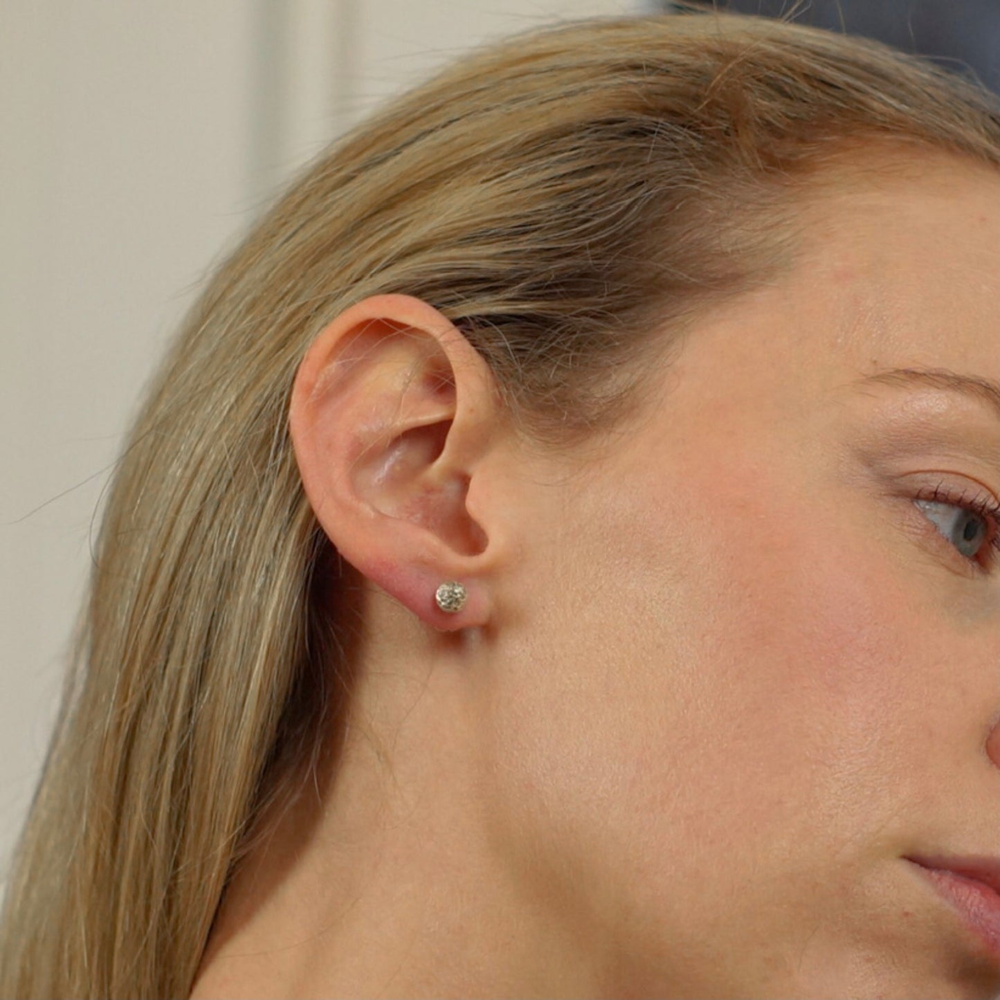 Verborgene Schätze – Hagebuttenohrstecker in Silber