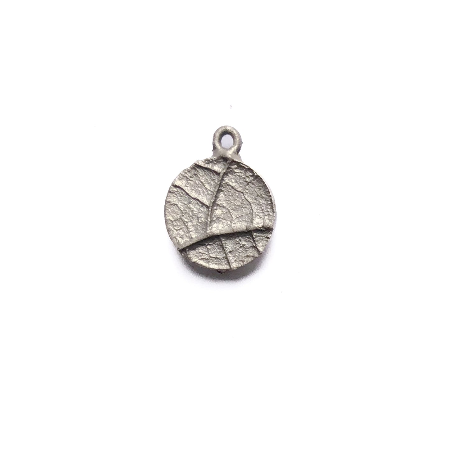 Filigraner Blätter-Anhänger aus Silber – Ein Ausschnitt Natur