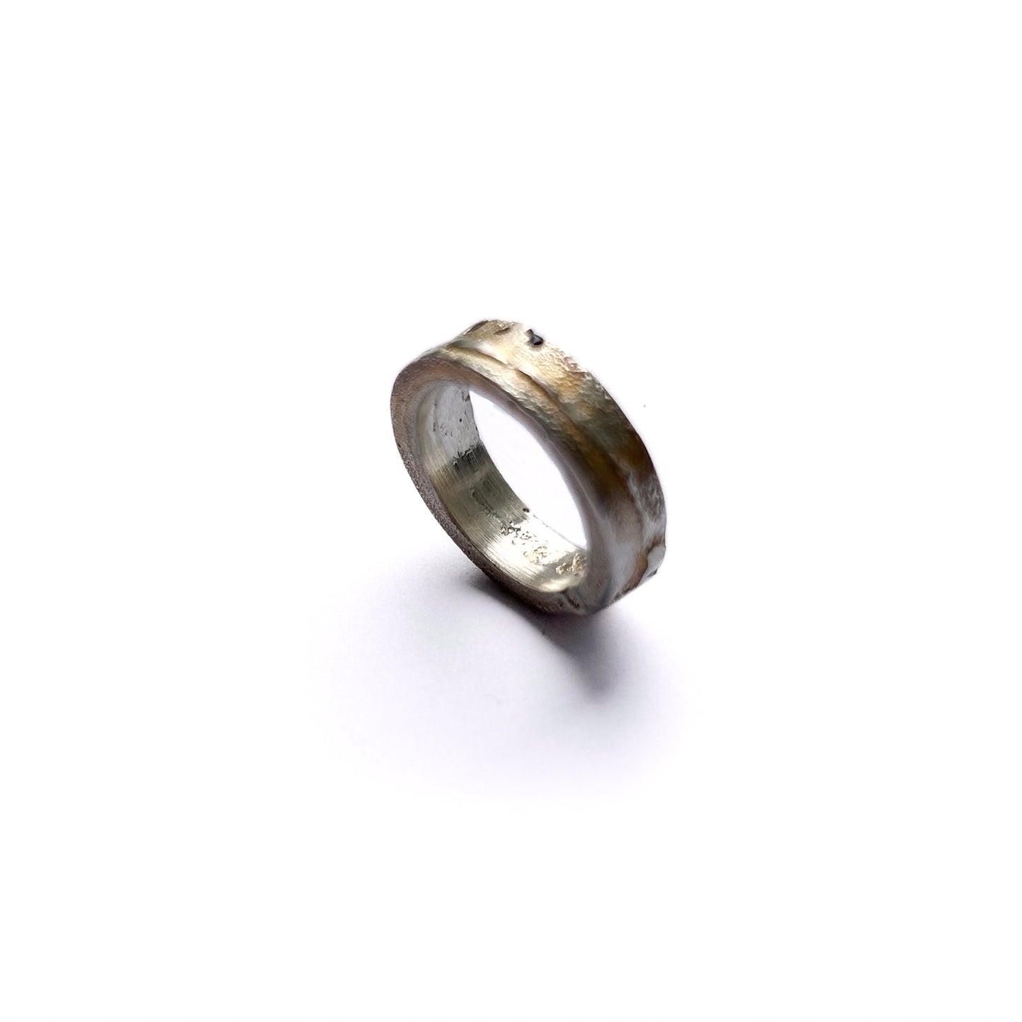 Das Fundament der Stille: Felsstruktur & Hämatit