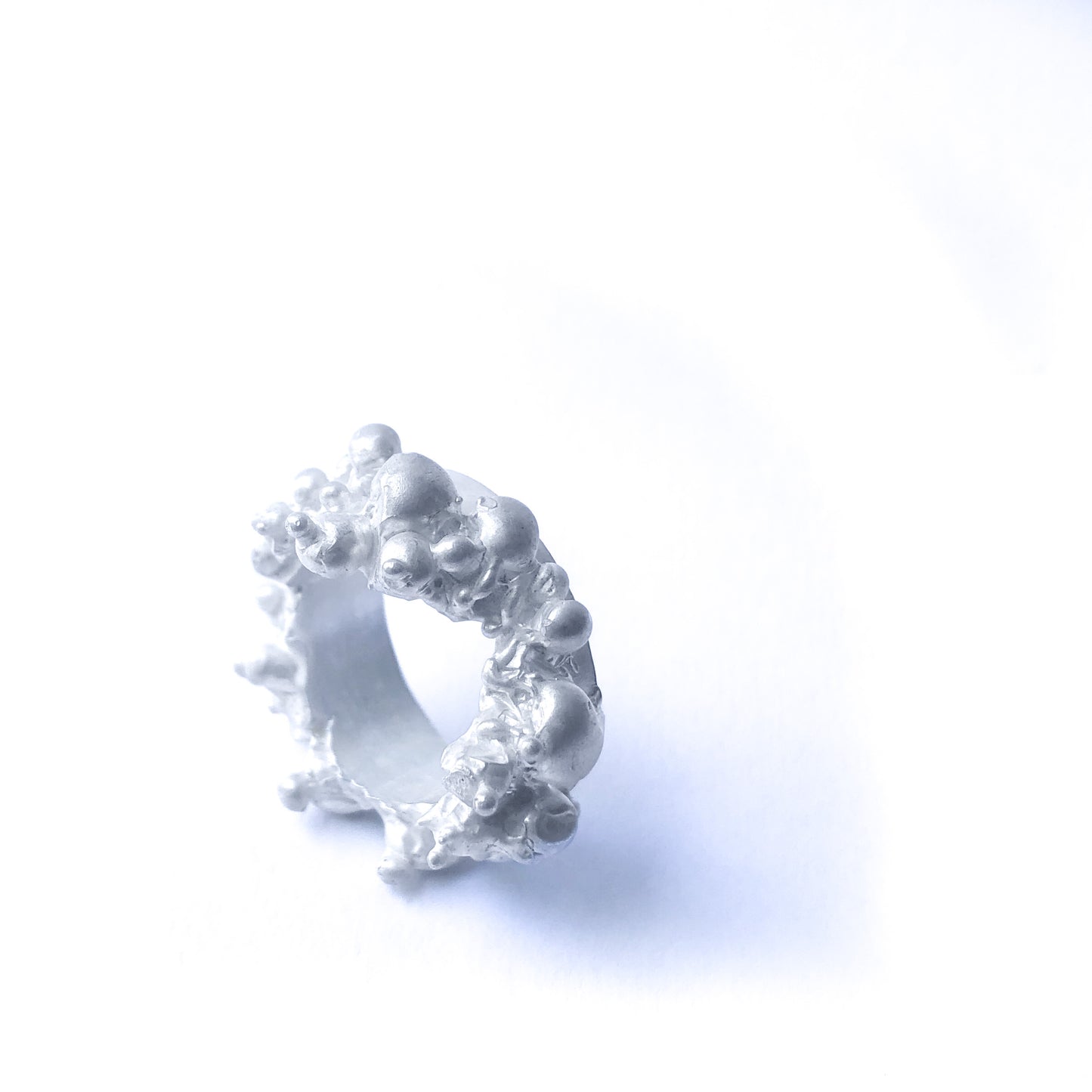 Freigestelltes Detailfoto des Rings „Prinzessinnenliebe“, das die feinen Strukturen und das aufwendige Design hervorhebt.