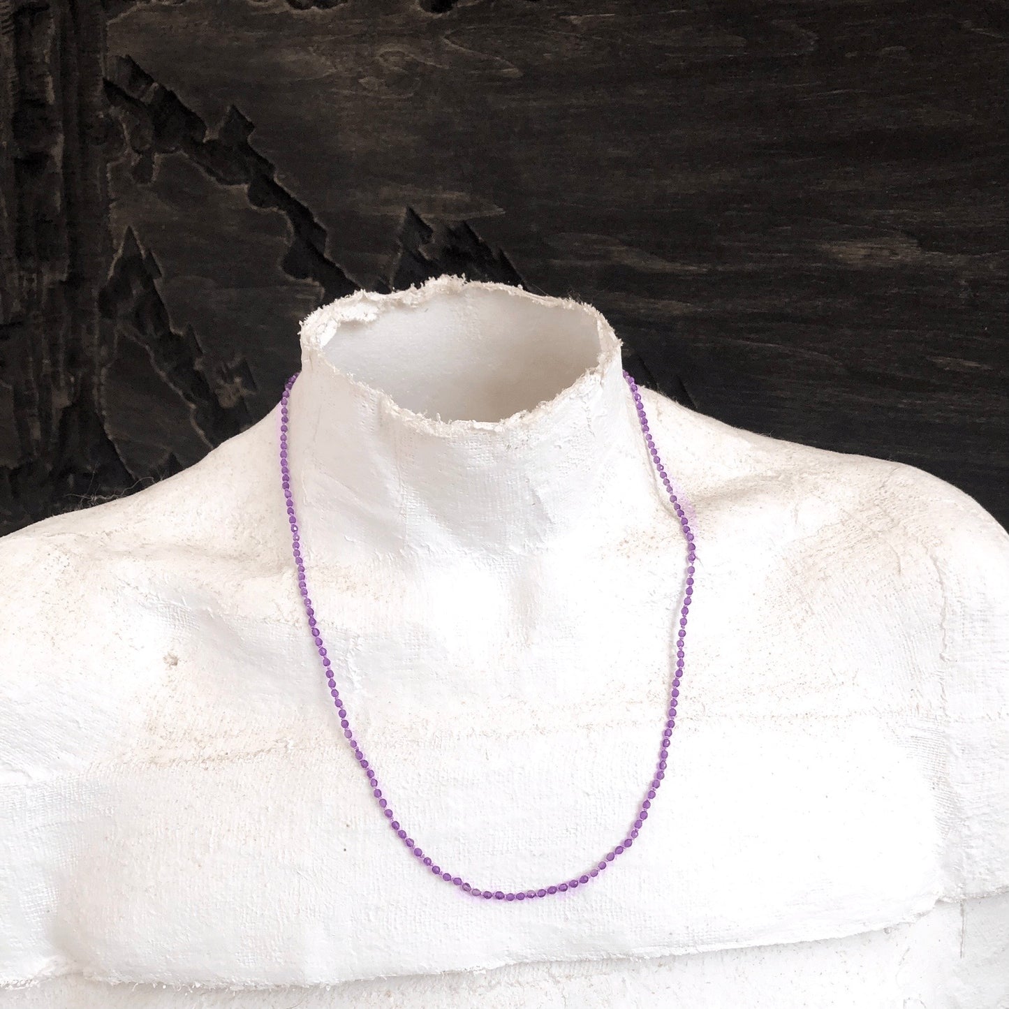 Amethystkette auf einer Büste.