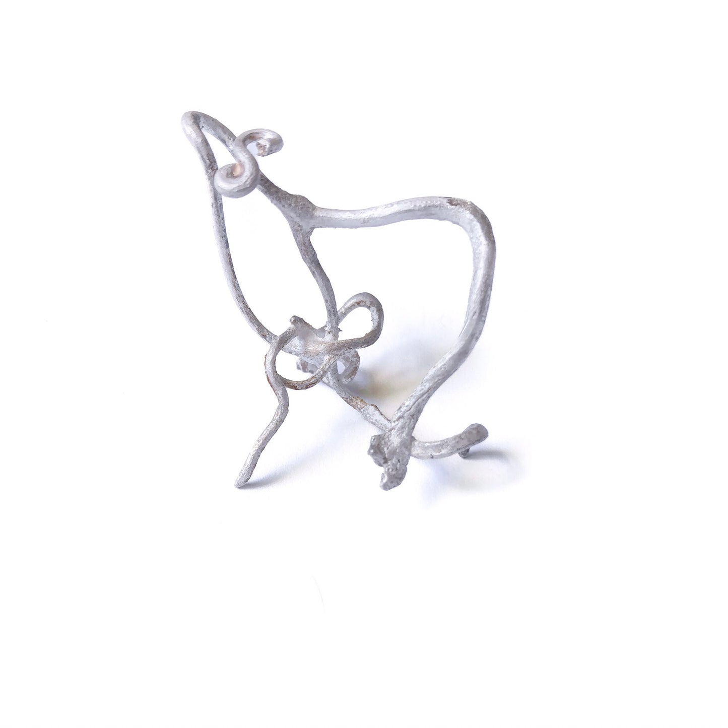 Silberner Kettenanhänger mit organischer, spiralartiger Form, inspiriert von einem Zweig der Korkenzieherhasel; handgefertigtes Unikat mit lebendiger Struktur, das auch als Ring tragbar ist.