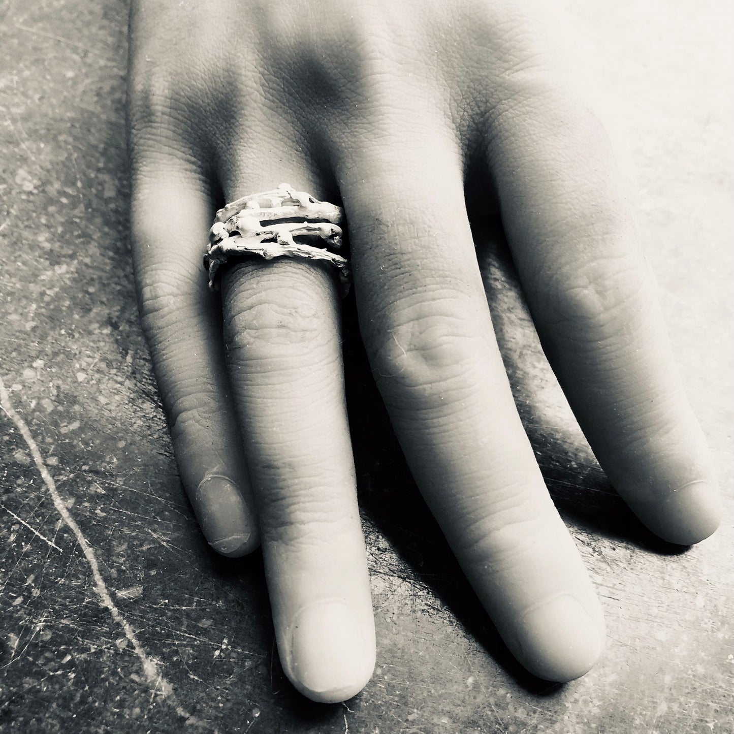 Astring aus Silber von e8ner Hand getragen.