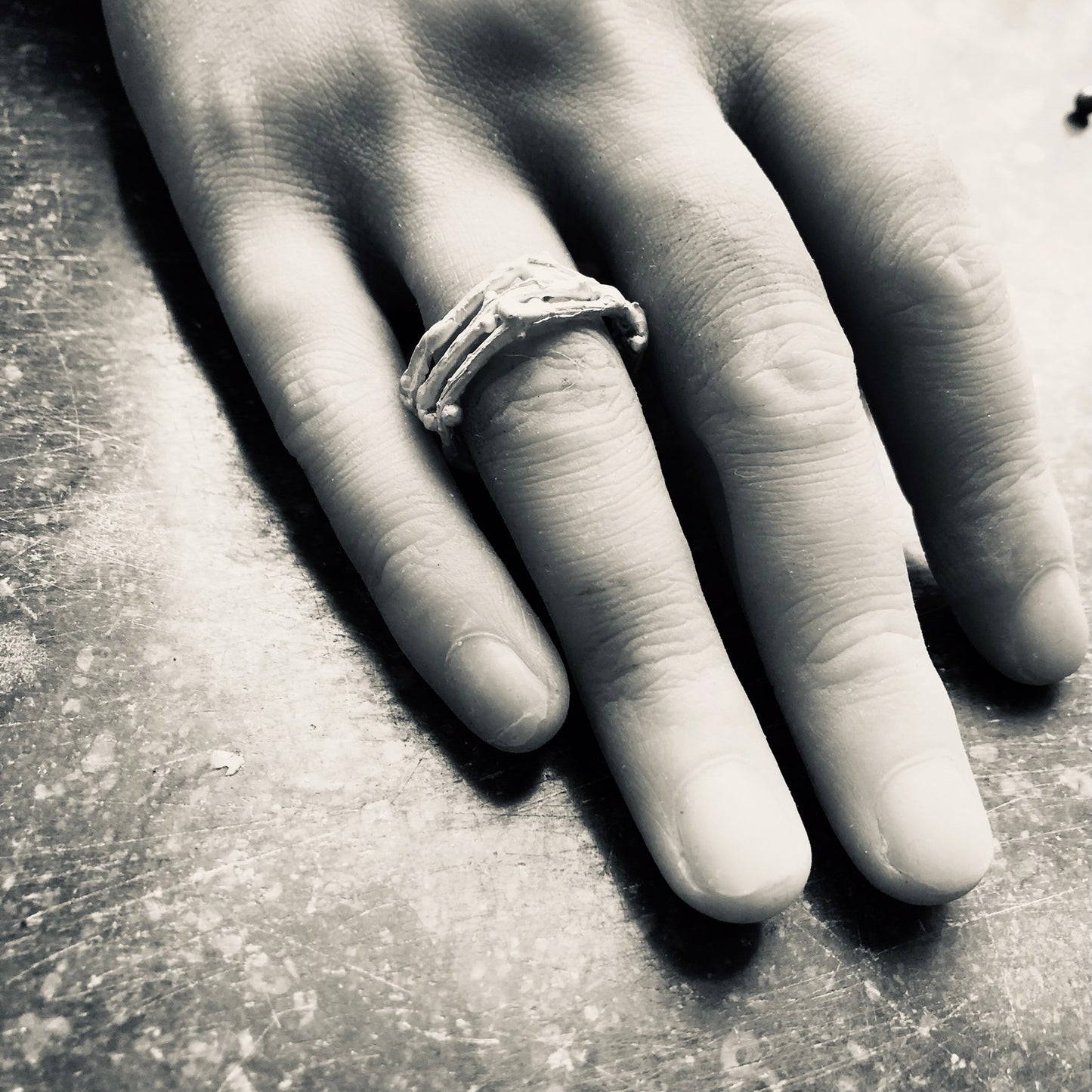 Breiter Astring aus Silber an einer Hand.