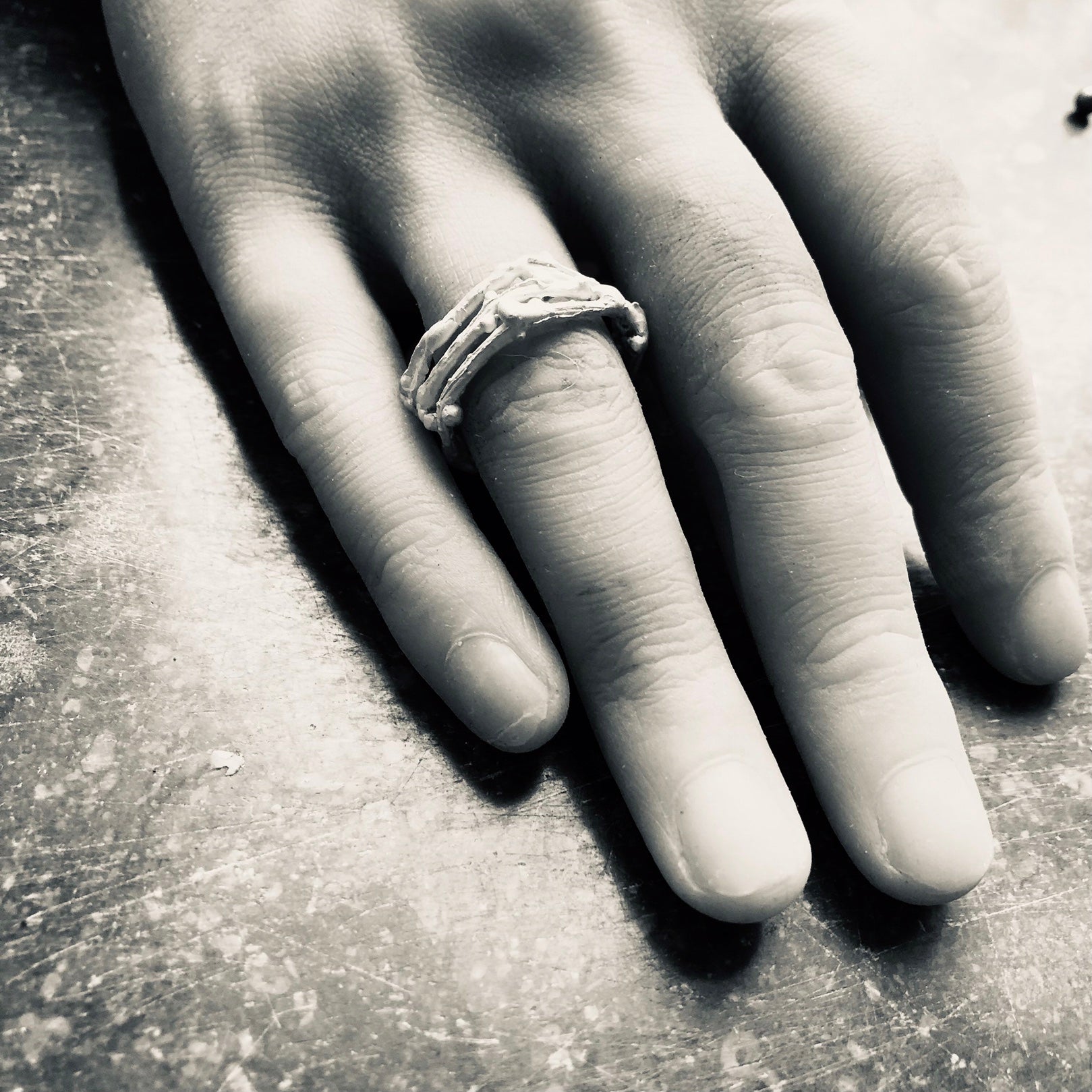 Breiter Astring aus Silber an einer Hand.