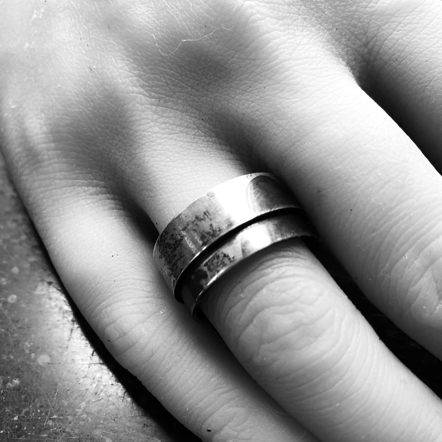 Breiter Silberring geschwärzt an einer Hand