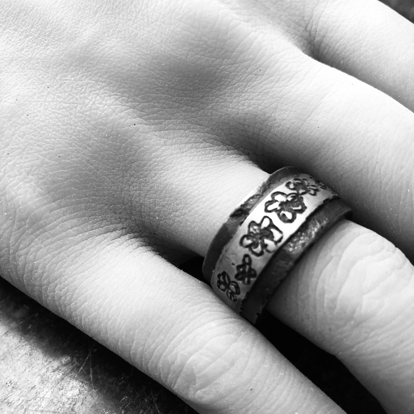 Breiter Silberring an einer Hand