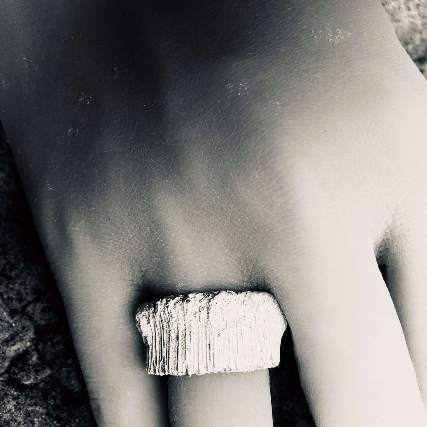 Hand mit breiten Silberring