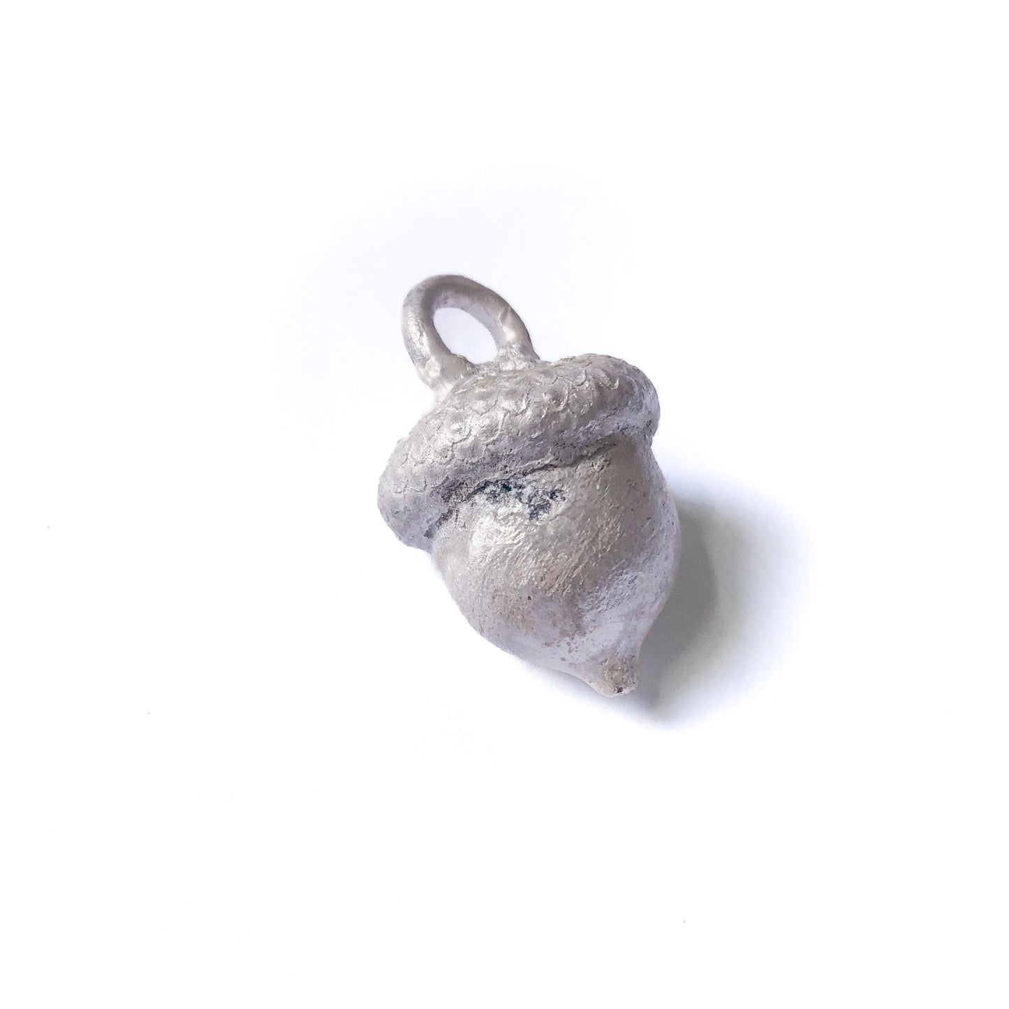 Unikatschmuck Eichelliebe, Silberanhänger, freigestellt, von vorne aufgenommen