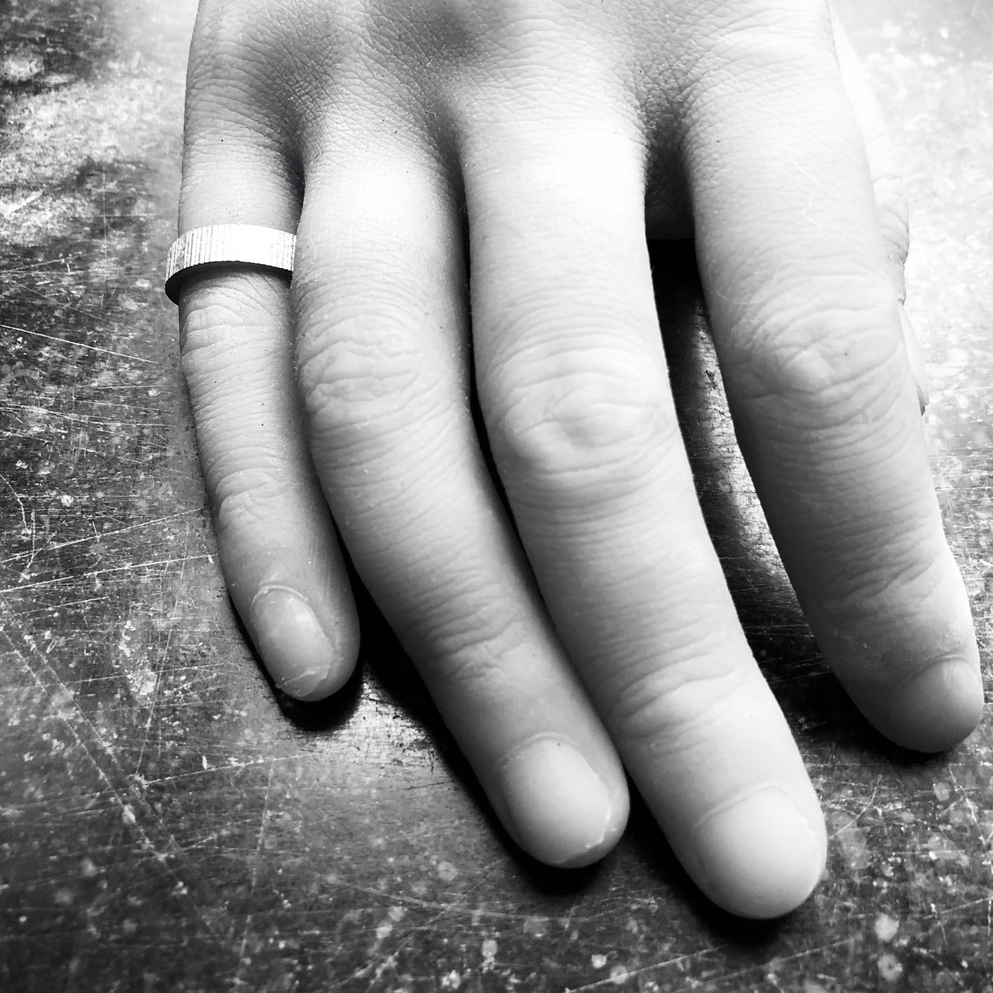 Einzigartiger Silberring, getragen auf einer Hand.