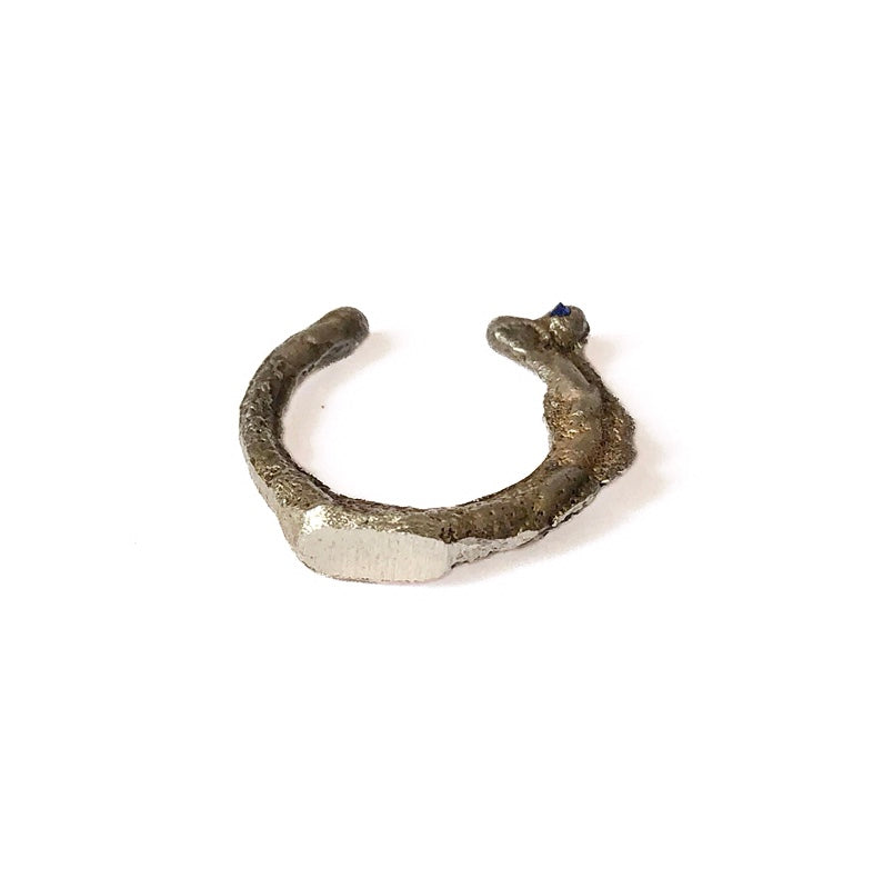 Froschring aus Silber von unten gesehen, mit sichtbaren Saphiraugen und leicht geöffneter Ringschiene