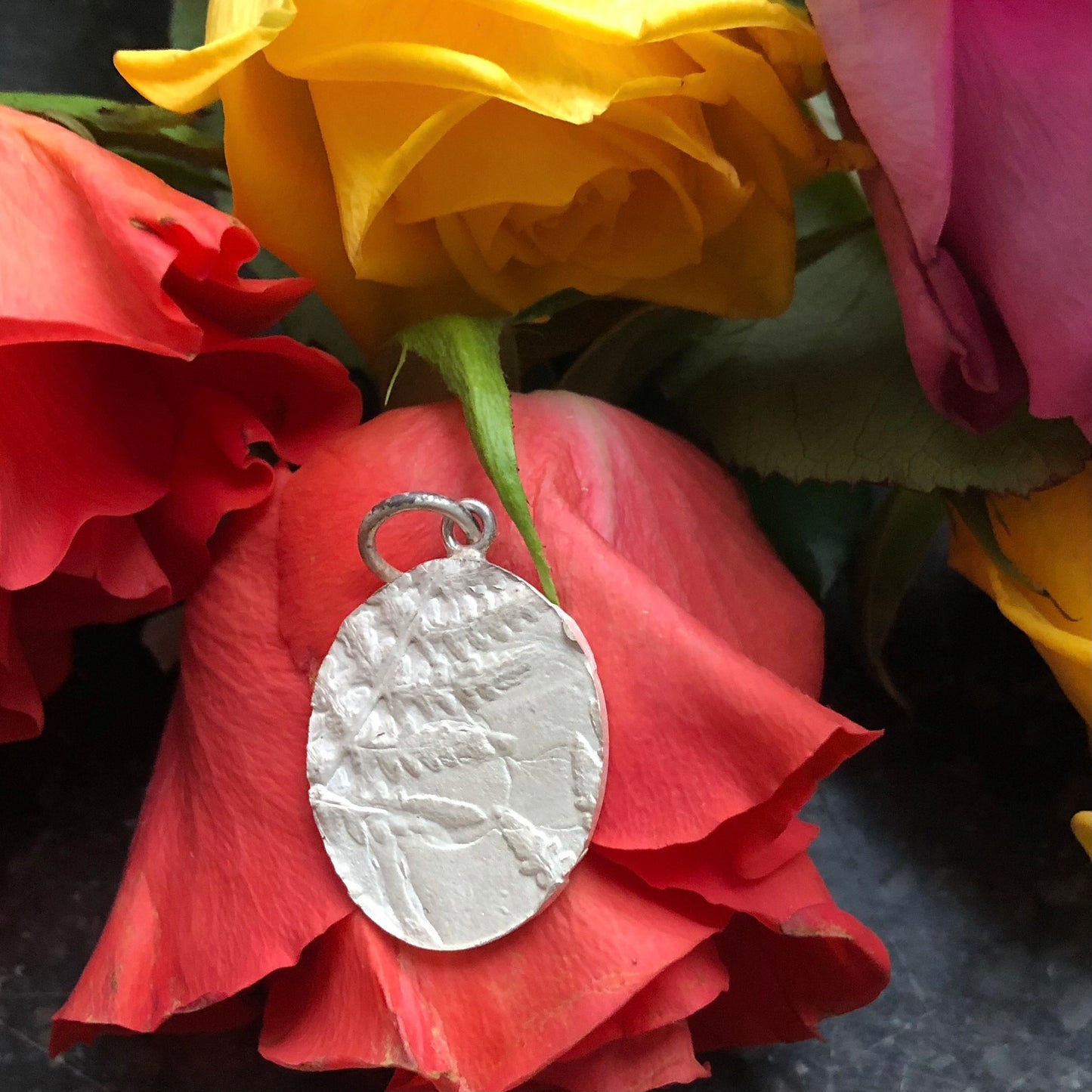 Ovaler Kettenanhänger aus Silber mit Farn als Motiv, gefertigt in Bielefeld