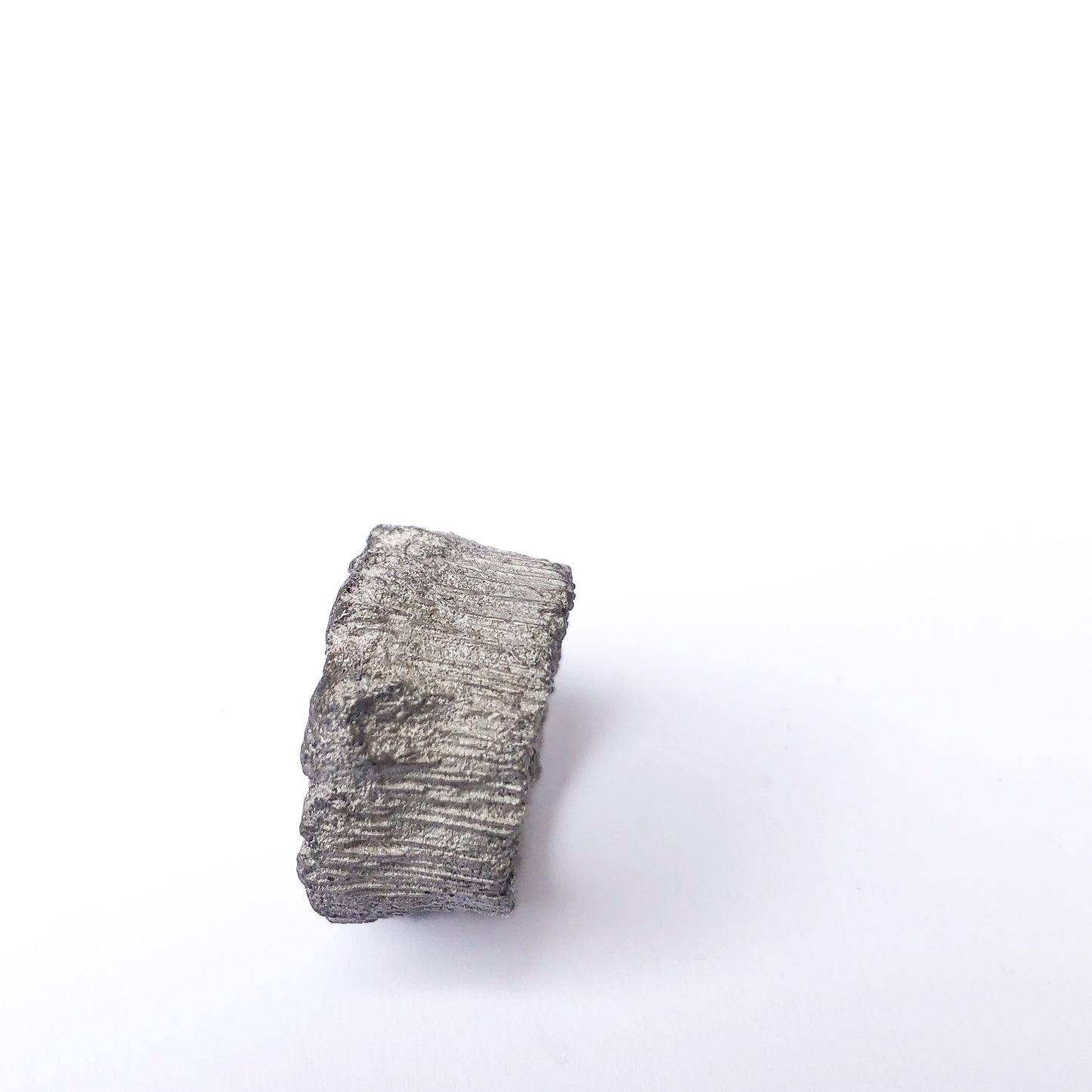 Strukturierter Silberring aus Silber, seitlich fotografiert und freigestellt auf weißem Hintergrund.