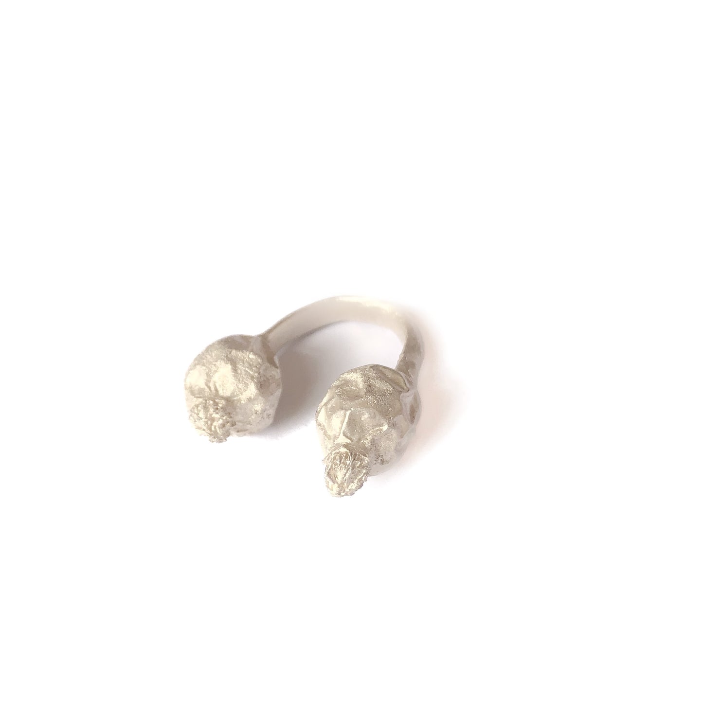 Silberner Ring mit offener Ringschiene, links und rechts jeweils mit einer Hagebutte.