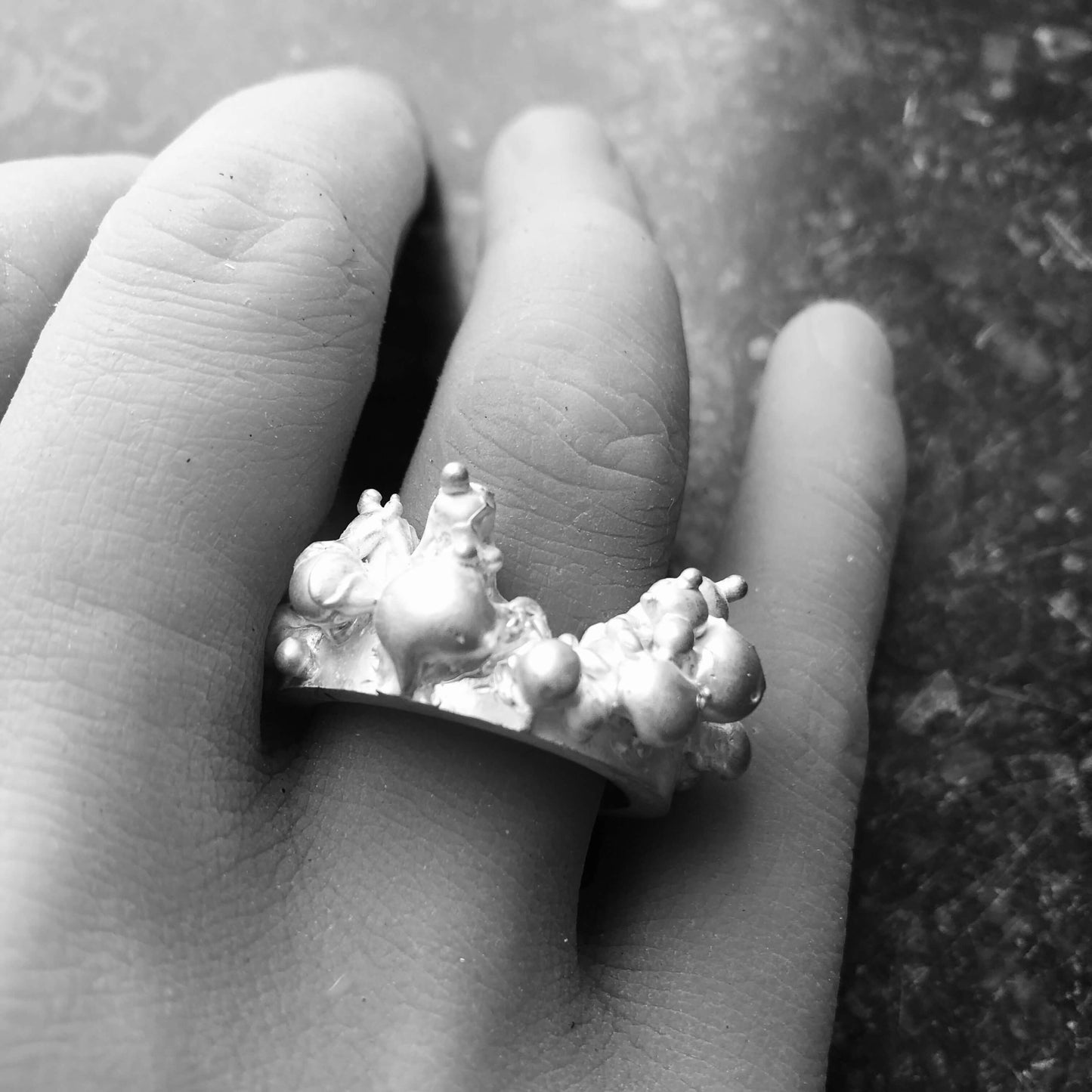 Silberner Kronenring an einer Hand