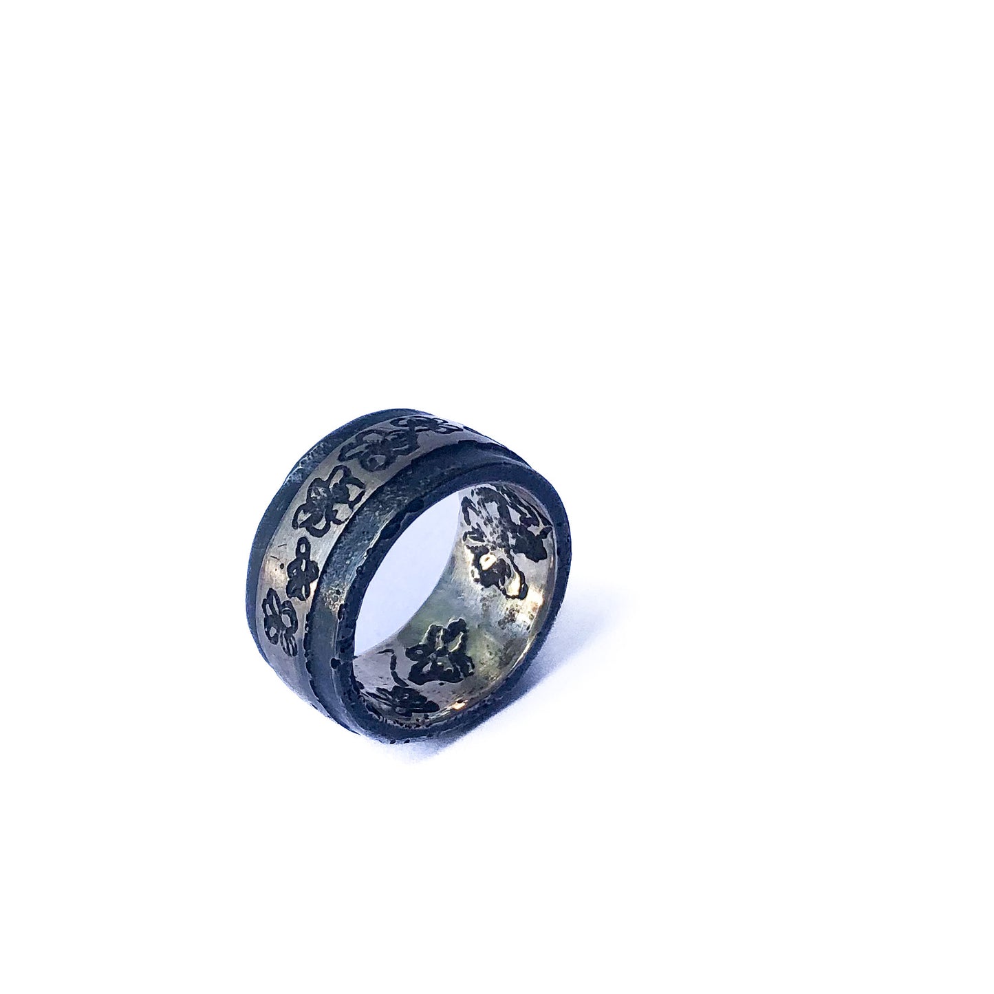 Silberring mit Blumen, geschwärzt.