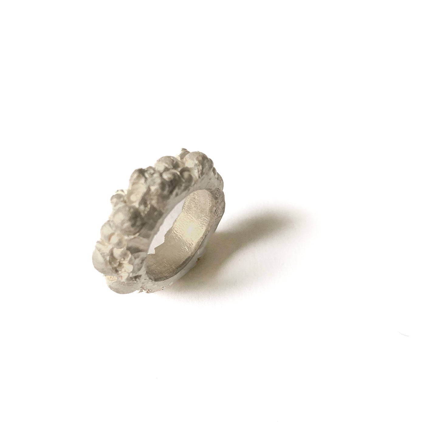 Schmaler Silberring mit Muschelstruktur