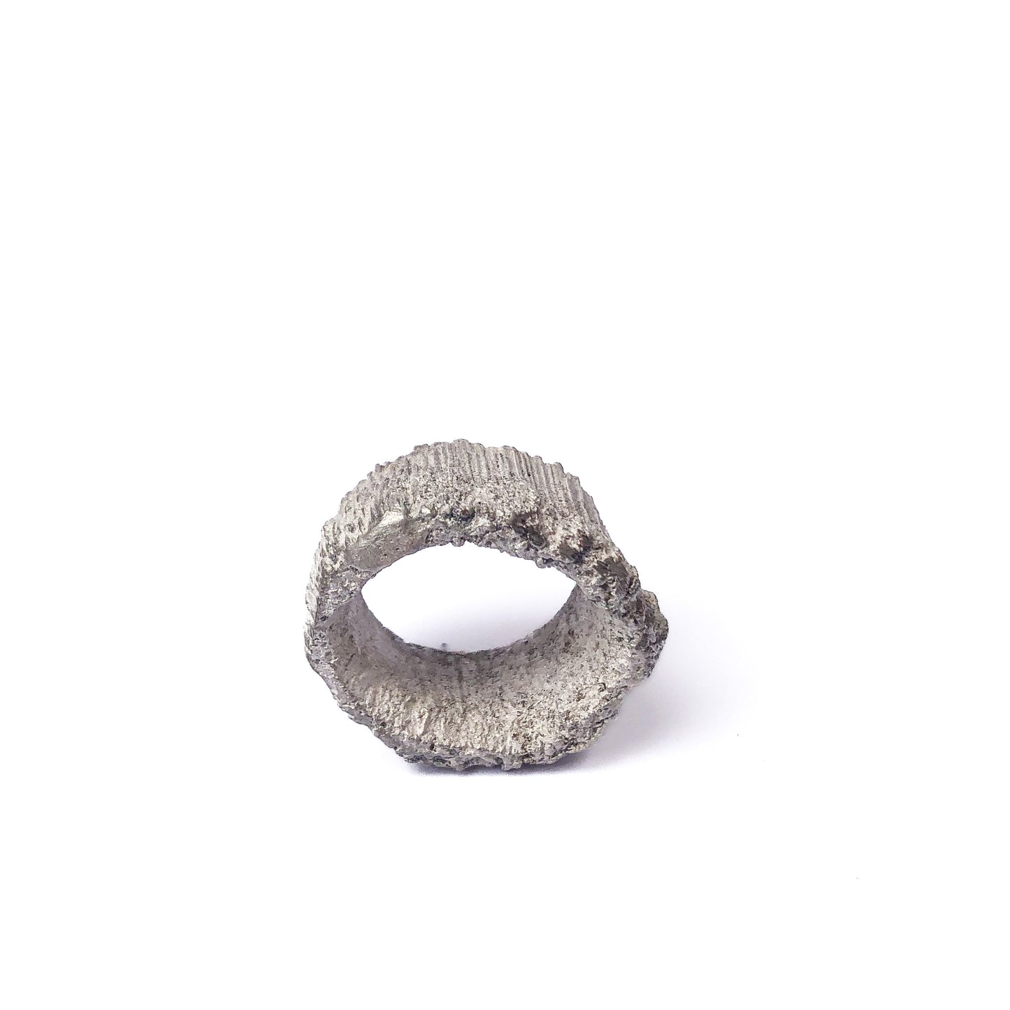 Strukturierter Silberring, frontal fotografiert, mit Blick durch den Ring – freigestellt auf weißem Hintergrund, zeigt die Tiefe und Offenheit des Designs.