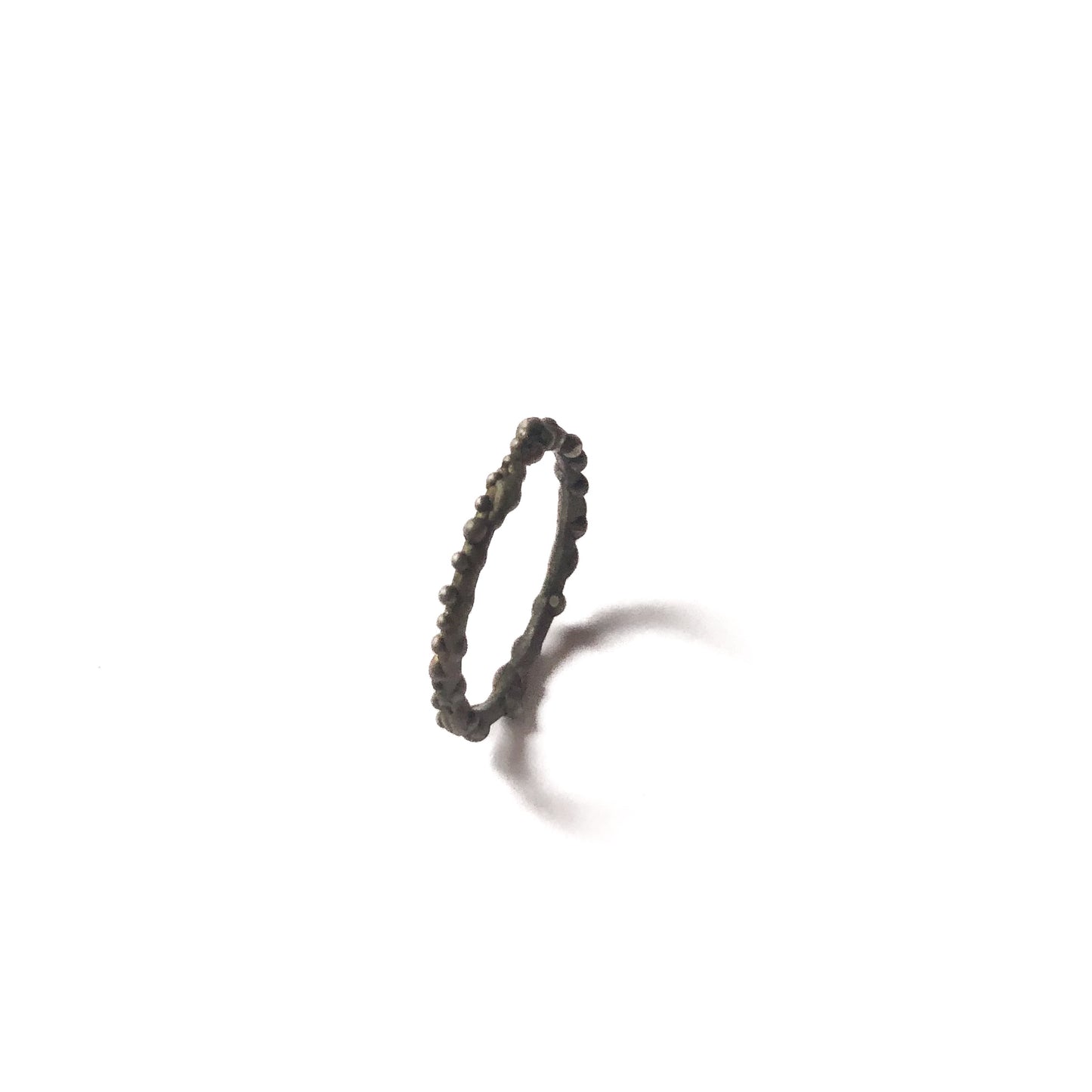 Handgefertigter Silberring „Tropfen des Glücks“ stehend, elegantes Accessoire