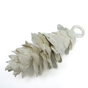 Anhänger aus Silber in Zapfenform.