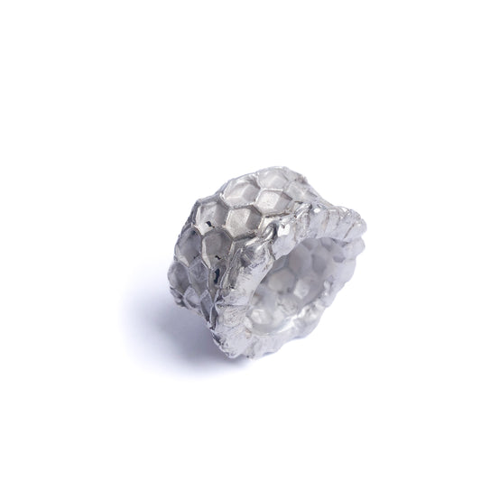 Handgefertigter Silberring mit Wabenstruktur – Symbol für Fleiß und Naturverbundenheit.