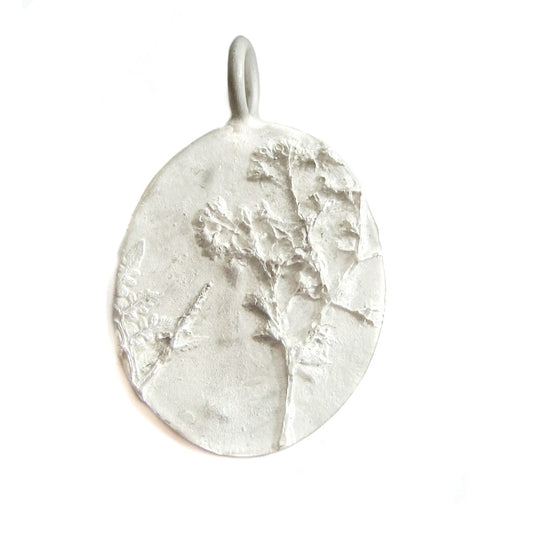 Silberanhänger mit filigranen Pflanzenmotiven – Symbol für Naturverbundenheit, Schönheit und Lebensfreude.