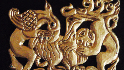 Altes Goldschmuckstück mit stilisierten Tieren zum Blogthema: Die Symbolik von Schmuck im Laufe der Geschichte: Eine emotionale Reise durch die Zeit