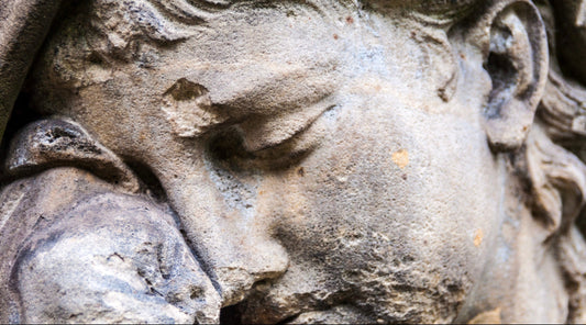 Trauerschmuck als Andenken an Verstorbene – handgefertigter Anhänger aus Silber mit Gravur