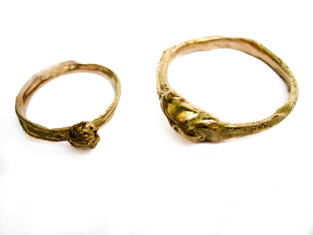 Ein klassischer Eheringpaar aus 585er Gelbgold, dessen warme Farbe an spätsommerliches Licht erinnert und die handwerkliche Struktur betont.