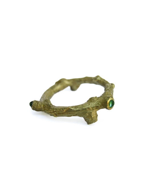 Handgefertigter Ast-Ring aus 750er Gelbgold mit Smaragden von Ricarda Enderweit, Bielefeld.