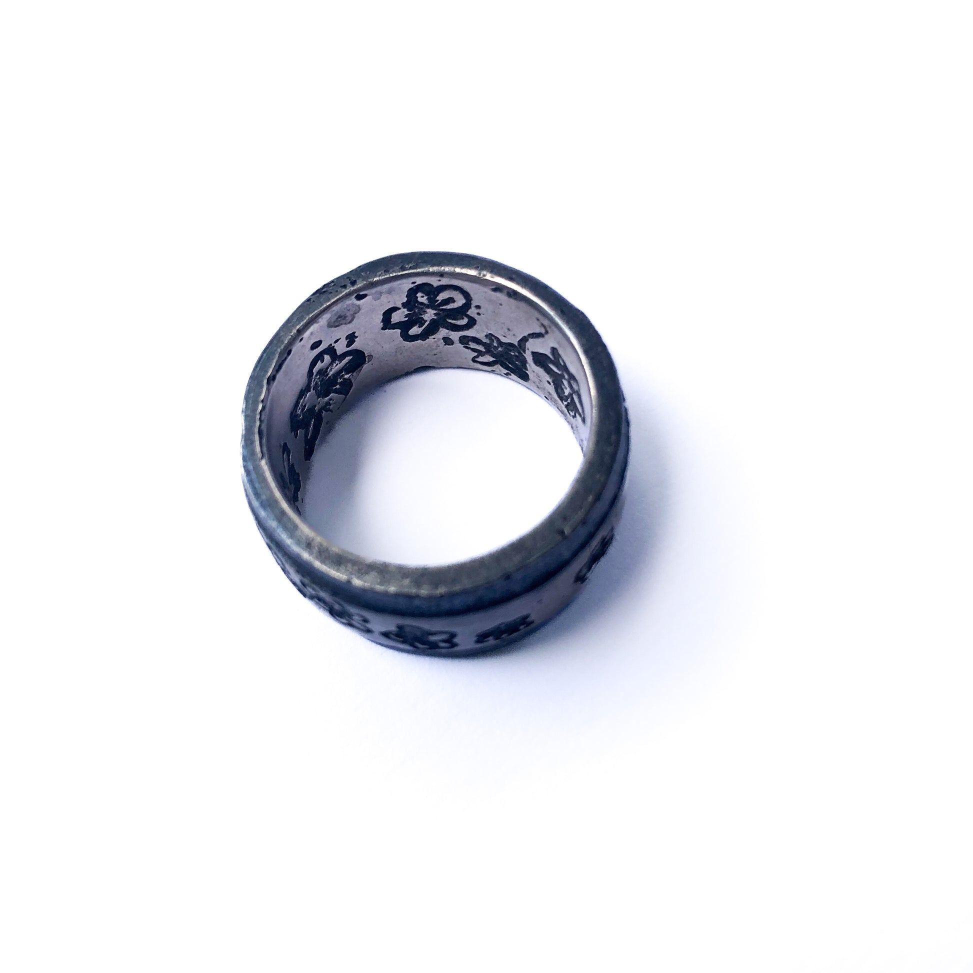 Fotografischer Blick in den geöffneten Blumenwiese-Ring, der die filigrane Gestaltung und die innere Struktur des Silbers sichtbar macht.
