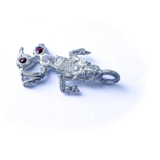 Freigestellter Frosch-Anhänger „Prinz Geküsst“ in Seitenansicht, zeigt die plastische Form und die Edelsteinfassung.
