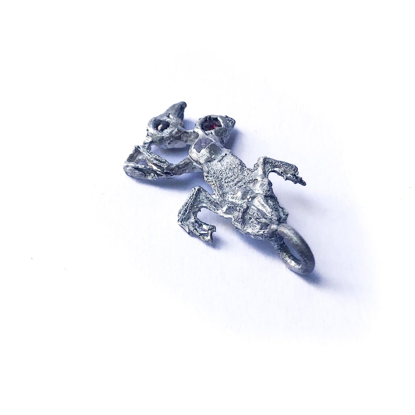 Froschanhänger aus Silber mit drei Granaten