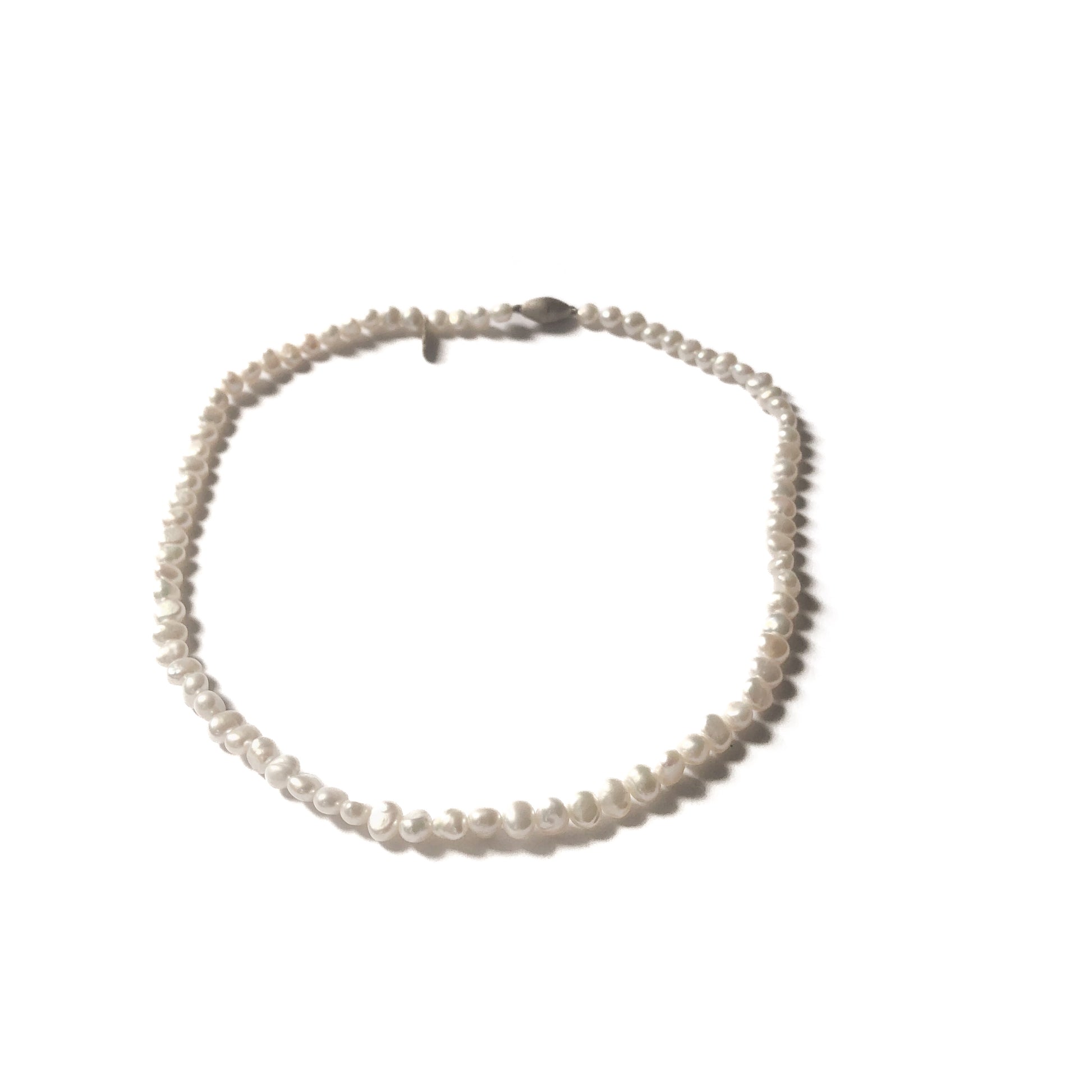 Weiße Perlenkette mit Silberverschluß