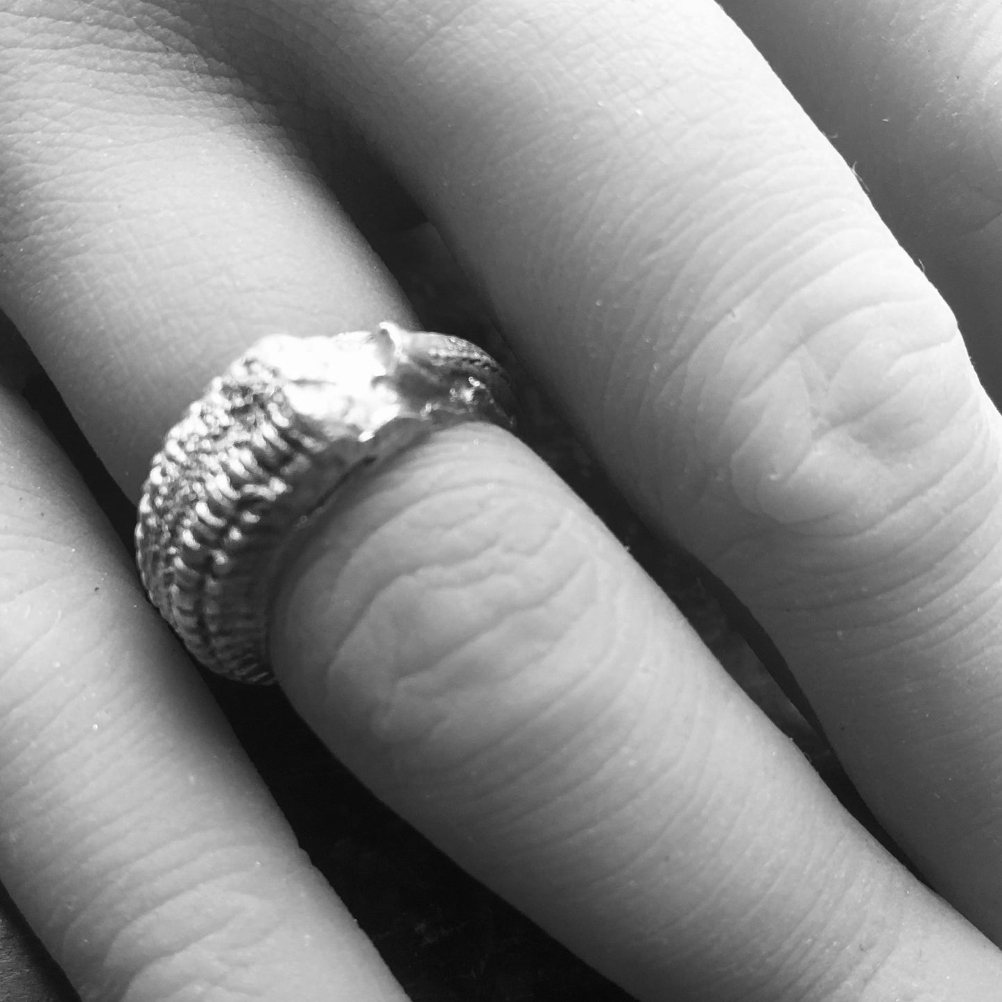 Organischer Ring aus Silber an einer Hand