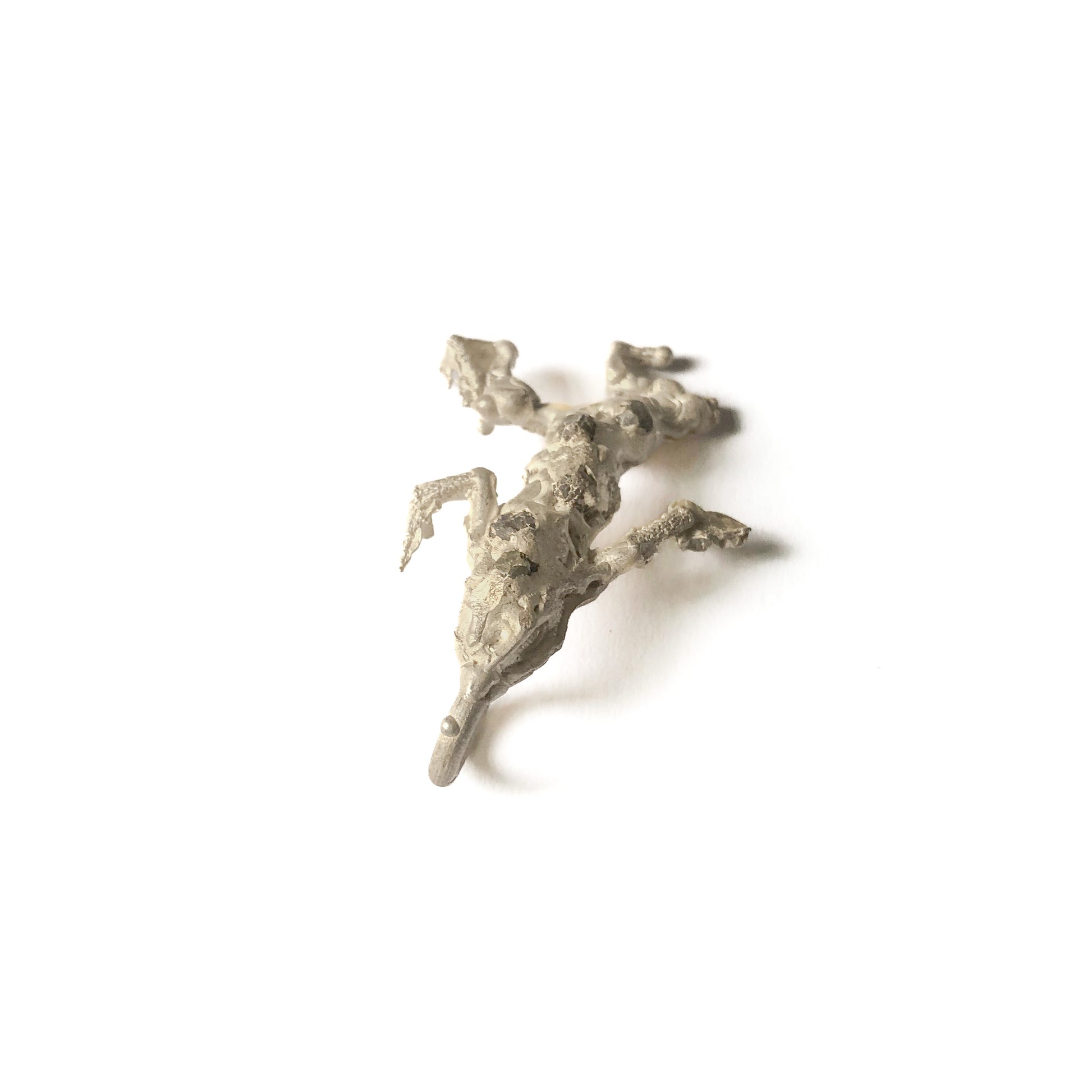 Kettenanhänger Frosch aus Silber mit Rohdiamanten