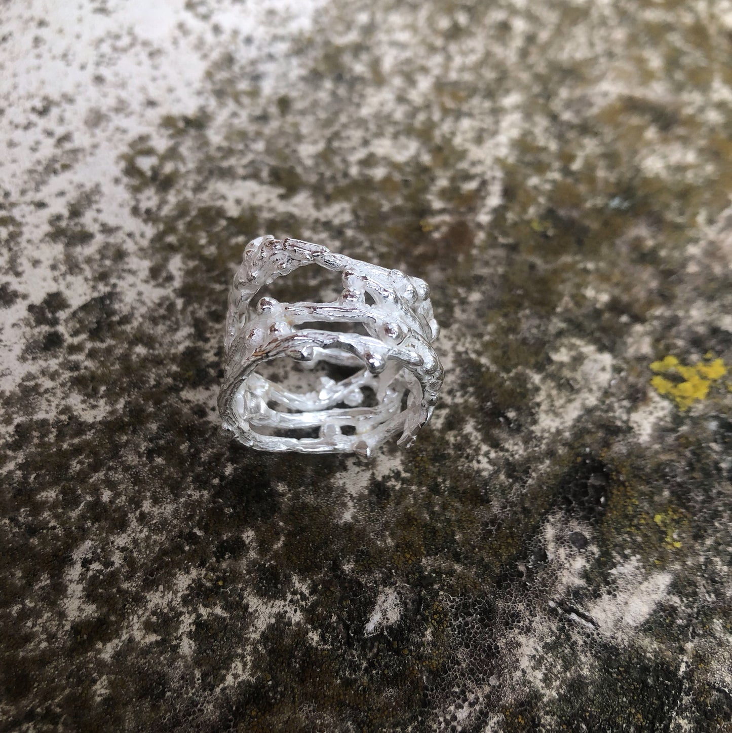 Silberring mit Aststruktur – Ein Schmuckstück, das Geschichten erzählt