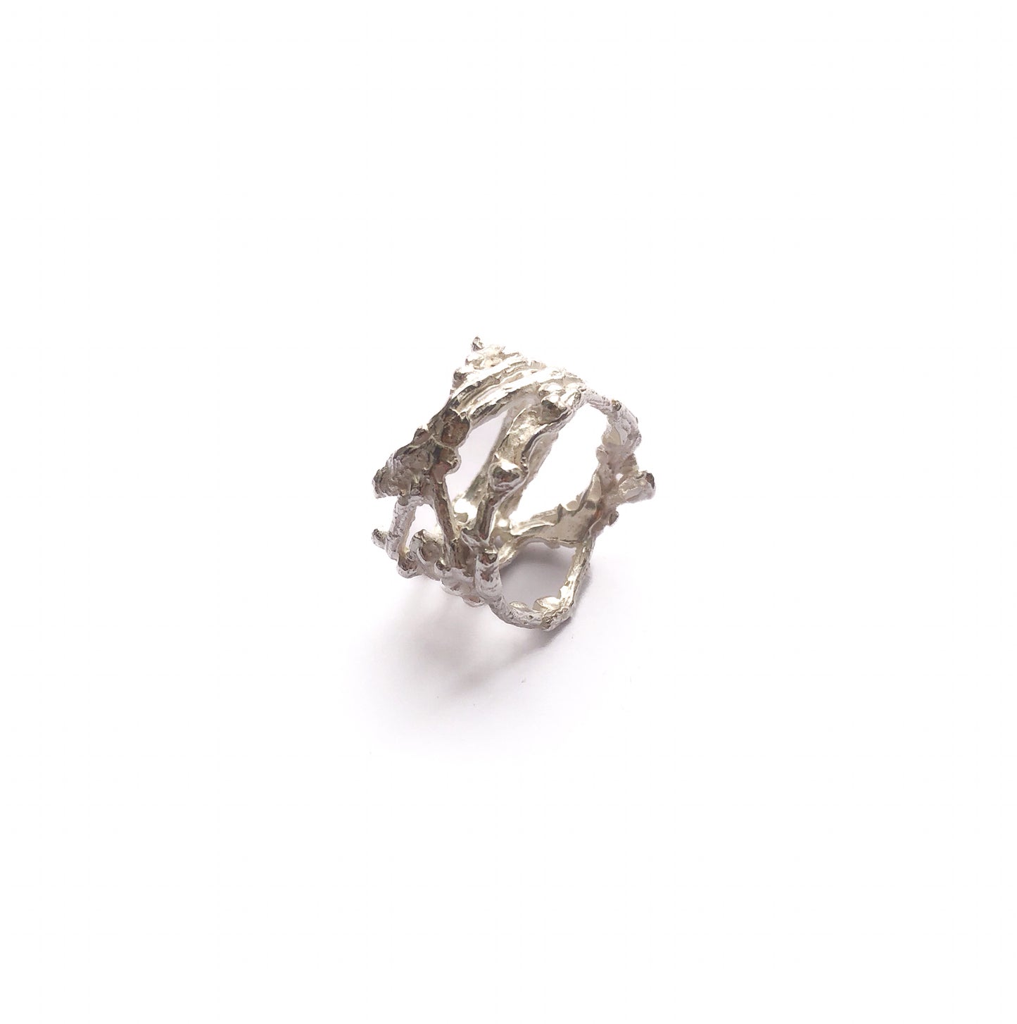 Silberring mit Aststruktur – Ein Schmuckstück, das Geschichten erzählt