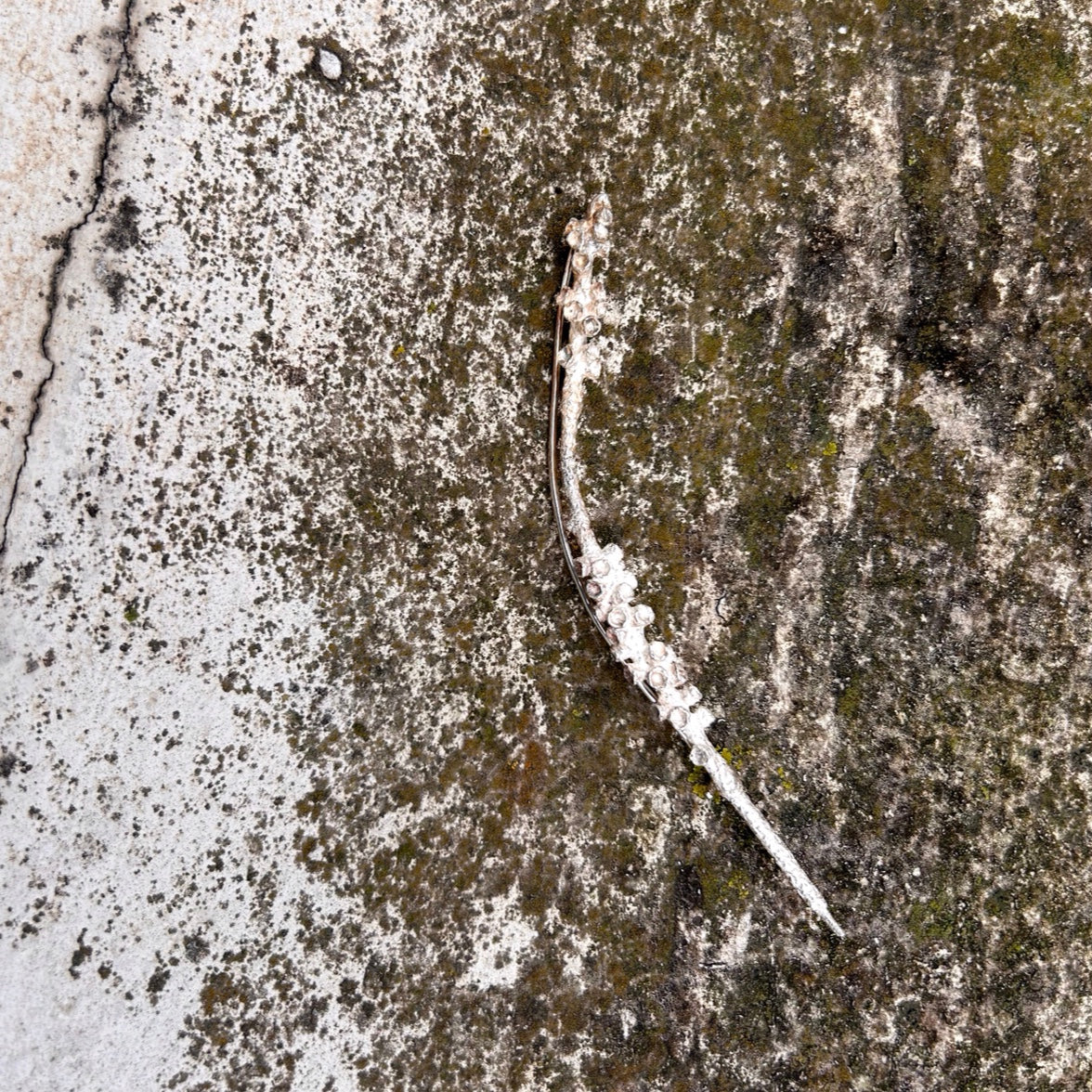 Organisches Schmuck-Unikat: handgefertigte Brosche aus Silber