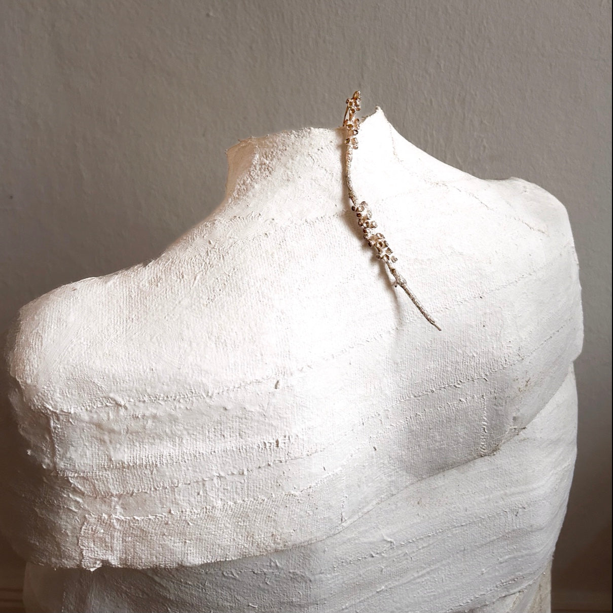 Organisches Schmuck-Unikat: handgefertigte Brosche aus Silber