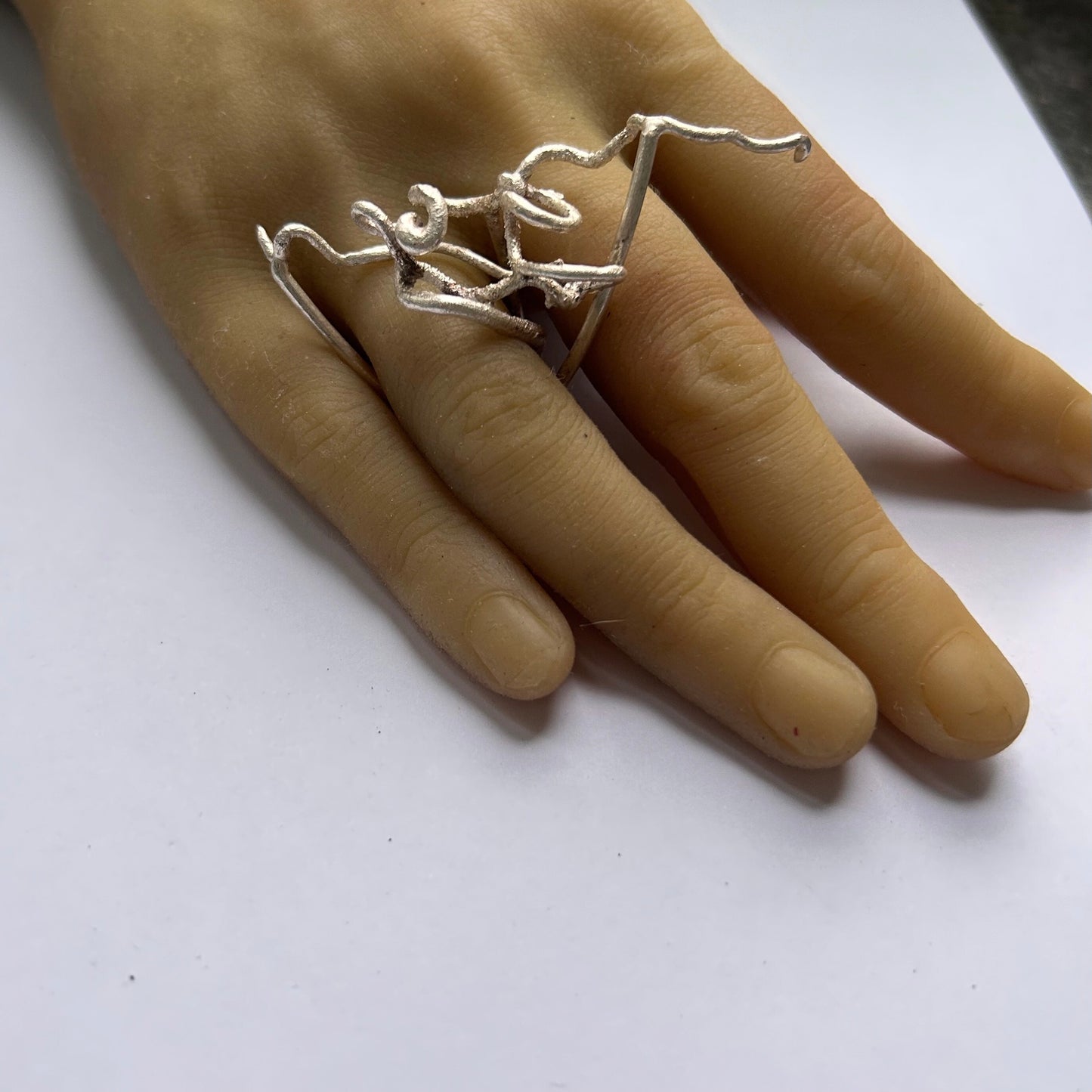 Eigensinn in Silber: Die tanzende Windung der Hasel