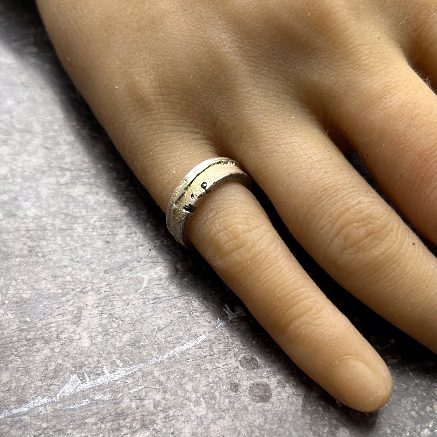 Das Fundament der Stille: Felsstruktur & Hämatit