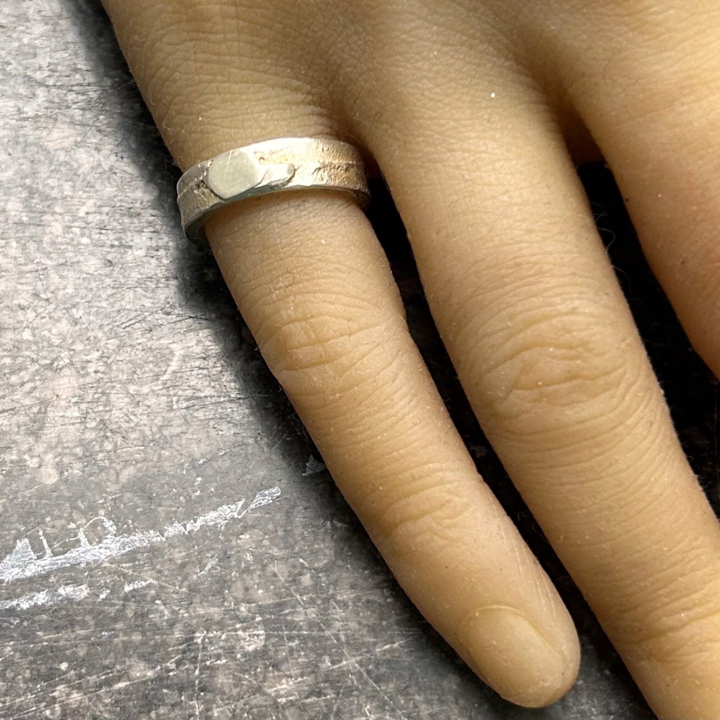 Das Fundament der Stille: Felsstruktur & Hämatit