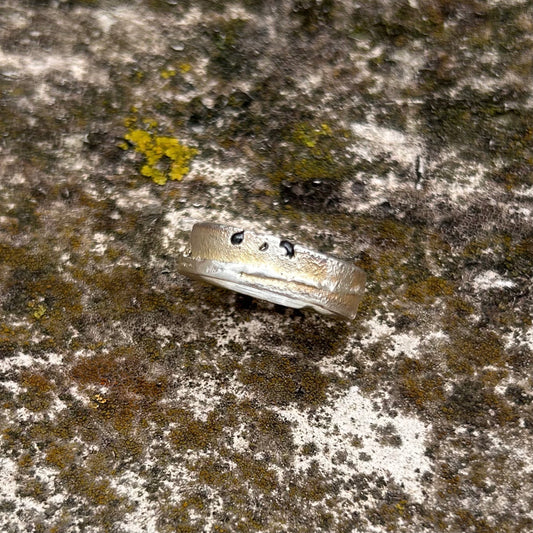 Das Fundament der Stille: Felsstruktur & Hämatit