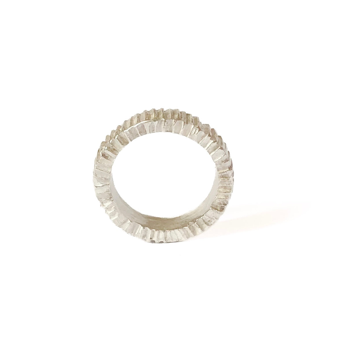 Licht und Schatten im Takt – Handgeschmiedeter Relief-Ring aus 935er Silber