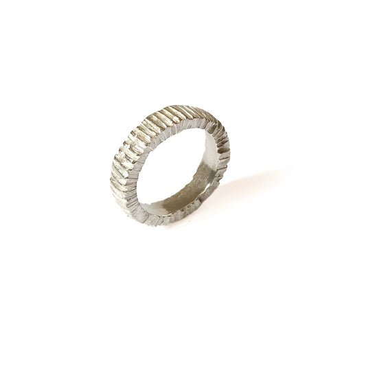 Licht und Schatten im Takt – Handgeschmiedeter Relief-Ring aus 935er Silber