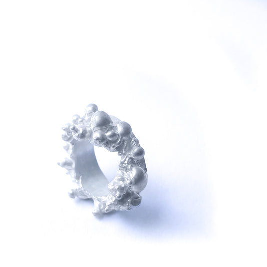 Freigestelltes Detailfoto des Rings „Prinzessinnenliebe“, das die feinen Strukturen und das aufwendige Design hervorhebt.